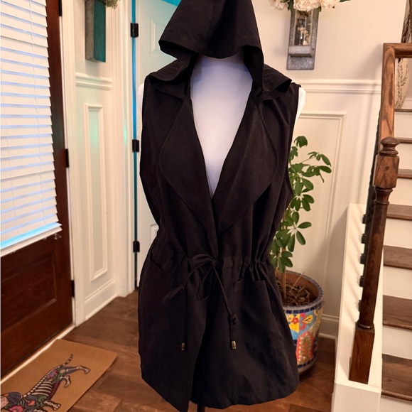 Active USA NWOT Black Hooded Vest with Pockets and Drawstring - Picture 2 of 7